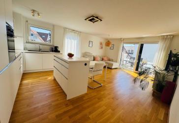 Neuwertige 4 Zimmer-Wohnung mit EBK, gr. Balkon, Tiefgaragen- & Außenstellplatz