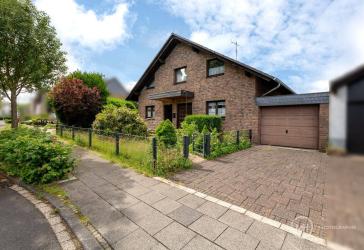 MANNELLA *Großzügiges Zuhause auf Erbpacht* Mit Einliegerwohnung, Garten und großem Kellerbereich.