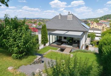 Aufwendig saniertes Wohnhaus mit herrlichem Fernblick, Sauna und Pool in Coburg-nähe Bahnhof