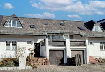 Platz für die ganze Familie - Reihenmittelhaus mit Terrasse, kl. Wintergarten und modernem Wohnflair