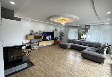 Exklusives, modernes 1-2 Familienhaus inkl. schöner EBK, Möbel, Kamin, Sauna, 2 Terrassen, uvm.