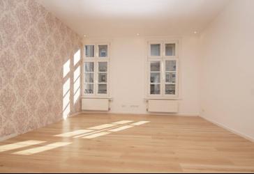HISTORIC DOWNTOWN APARTMENT! approx. 107 M² of space, 4 room, 3 bed, 1 bath, and garage