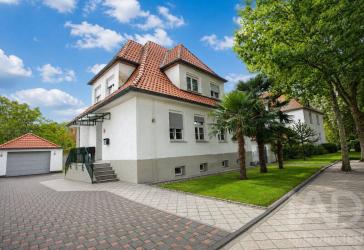 ZWEIFAMILIENHAUS IN BOTTROP-WELHEIM Wohnen wie im Urlaub - Denkmalcharme mit Wellness & Traumgarten