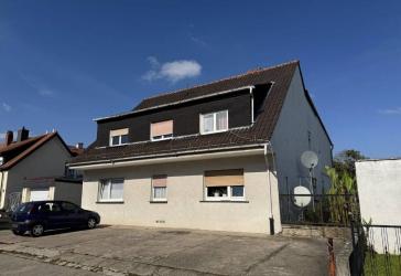 Vierfamilienhaus mit drei Garagen
