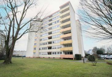 Helle 4,5-Zimmer EG-Wohnung mit Balkon und PKW-Freistellplatz