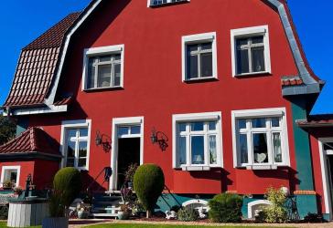 Historische Villa mit Charme, 212 m², Kamin, Pool und großer Garage