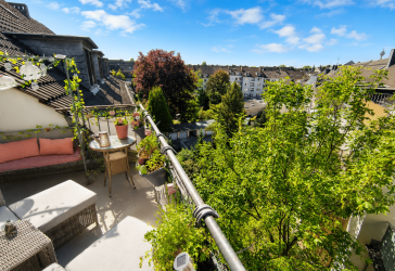 Helle 2-Zimmer-DG-Wohnung mit Dachbalkon ins Grüne in Düsseldorf-Bilk – von privat