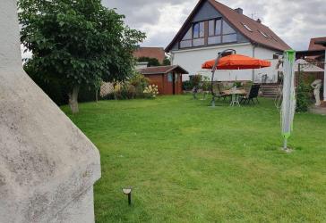 Von Grund auf sanierte Doppelhaushälfte mit herrlichem Atelier und schön angelegtem Garten