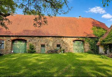 Historisches Gebäude mit zwei Baugrundstücken in BE-Wehrendorf!
