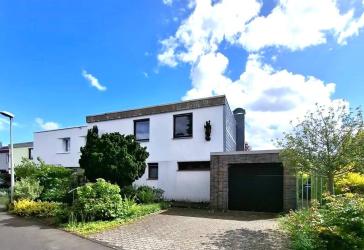 Gepflegtes Reiheneckhaus mit herrlichem Garten, Keller u. Garage auf Erbpacht-Grundstück in Top-Lage Bachem!