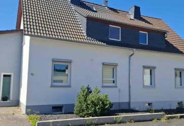 Großzügiges Einfamilienhaus mit vereinten Doppelhaushälften und Gartenidylle