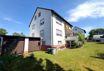 Zweifamilienhaus mit 2 Garagen, Garten & Ausbaupotenzial im Dachgeschoss