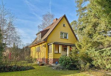 Bezugsfreies Einfamilienhaus mit Garage und großem Grundstück in Schulzendorf
