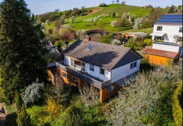 Freistehendes EFH mit Garage und Carport