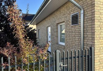 Modernes Einfamilienhaus mit großem Garten