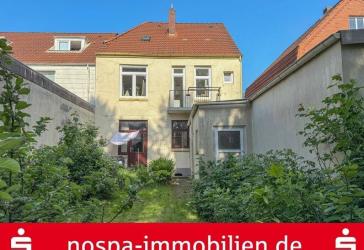 Teilweise vermietetes und sanierungsbedürftiges Stadthaus mit 2 Wohnungen