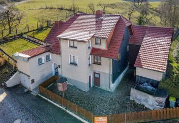 Einfamilienhaus mit Nebengebäuden in ruhiger Ortsrandlage von Neidhartshausen