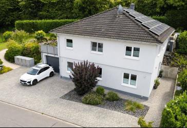 Bungalow mit Einliegerwohnung - zentrale Sackgassenlage im Herzen von Much