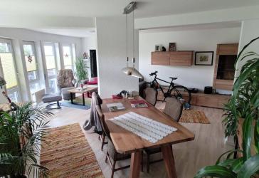 Helle 3,5-Zimmer-EG-Wohnung mit Garten, 2 Terrassen & Einbauküche