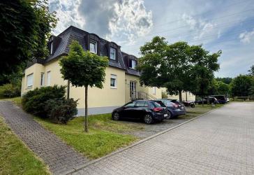 Schöne 2 Zimmer Wohnung mit Terrasse und Balkon sowie Einbauküche