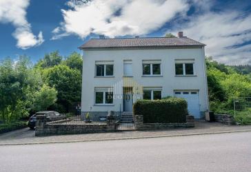 Charmantes Einfamilienhaus mit Baugrundstück, großem Innenhof und Ausbaupotenzial in Bollendorf