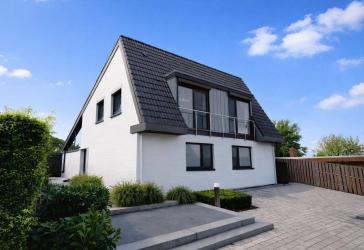 Wohnen mit Niveau! Designhaus mit Galerie, Pool und exklusivem Garten