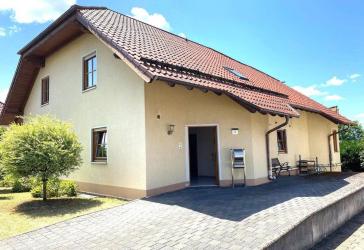 Freistehendes Einfamilienhaus mit Einliegerwohnung und Garage in ruhiger Lage (Sackgasse) von Brakel