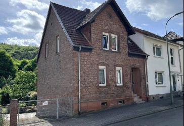 Sandsteinhaus mit tollem Grundstück und Sanierungsbedarf