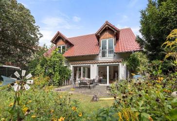 Modernes Architektenhaus mit Kamin, sonnigem Garten und viel Platz
