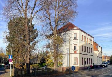 Provisionsfrei - Modernisiertes MFH mit 5-Zimmer-Wohnungen & Bauland extra