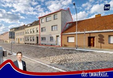 ***Mehrfamilienhaus mit 4 Wohnungen, 2 Garagen und Büro***