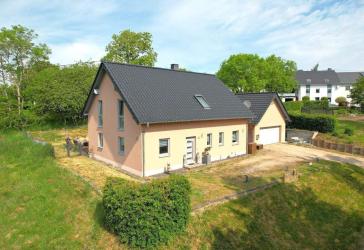 Hochwertiges Einfamilienhaus in massiver Bauweise mit großem Grundstück und durchdachtem Wohnkonzept