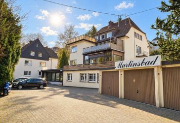 Zwei Mehrfamilienhäuser mit Gewerbepotenzial