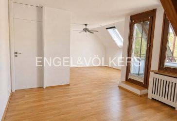 Wohnen auf zwei Ebenen . Sofort verfügbare 4-Zimmer-Maisonette-Wohnung mit Balkon, TG-Stellplatz, Stellplatz und EBK