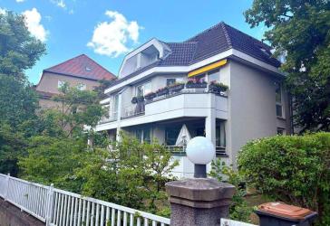 Stadtvilla im gepflegten Westend, Haus im Haus Maisonette-Wohnung (EG/Souterrain) mit 2 Bädern + Gäste-WC, Fußbodenheizung und EBK! Erstbezug nach Ren