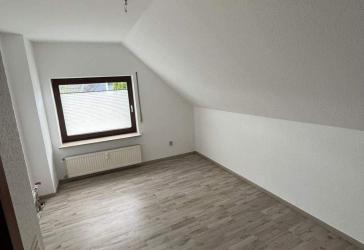 ZU VERMIETEN: Ruhige 3-Zimmer Dachgeschoss-Wohnung für Singles oder Paare im Soester Westen