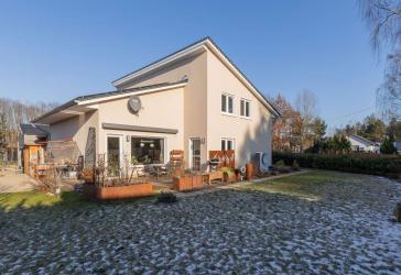 Mit Luftwärmepumpe, Fußbodenheizung, Smart Home usw.: Energieeffizientes Pultdach-Haus in Rehfelde