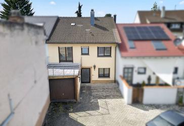 Familienglück mit Garten, Garage und zusätzlichem Entwicklungspotenzial in Durlach-Aue
