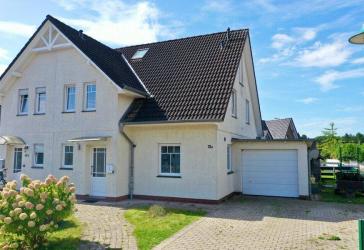 Charmante Doppelhaushälfte mit Garage in ruhiger Lage von Jeersdorf