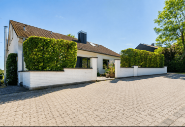 EFH in Hanglage * ca. 300 m² Wohn-/Nutzfl. * Einlieger + Dachausbau möglich * Terrasse + Balkon Südlage * Garage * 7-...