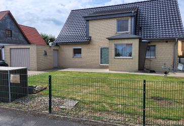 Lichtdurchflutetes Massives Einfamilienhaus