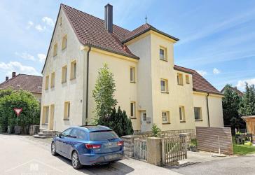 Stadthaus mit Laden, Wohnung und 3 Garagen im Zentrumslage