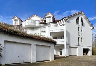 Sehr gehobene 3,5-Zimmer-Wohnung mit Garage