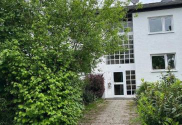 Renovierte, helle 3 Zimmer Wohnung (Refrath)