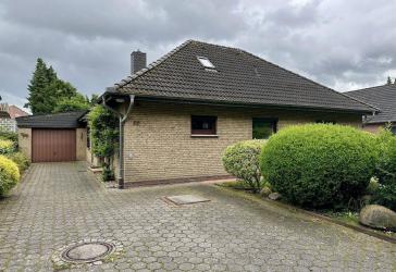 Einfamilienhaus mit großem Garten, Garage - Einliegerwohnung im Dachgeschoss