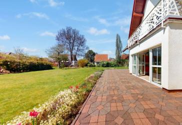 Bezugsfreies Einfamilienhaus mit großem Garten, Terrasse, Balkon und Garage