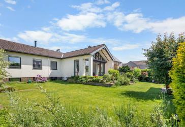 Einfamilienhaus mit Charakter: Großzügiges Wohnen, Doppelgarage und liebevoll angelegter Garten