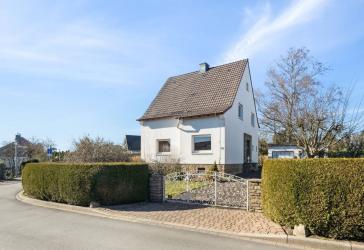 Neubau oder Sanierung: Einfamilienhaus auf großzügigem, flachen Grundstück in Toplage von Ahlenberg
