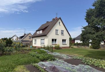 Dörverden - Hülsen: vermietetes Siedlungshaushaus mit großem Gartengrundstück in ruhiger Wohnlage
