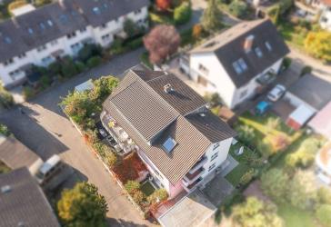 Bezugsfreie 4-Zimmer-DG-Wohnung mit Klima, Ostbalkon, Gemeinschaftsgarten & 2 Stellplätzen